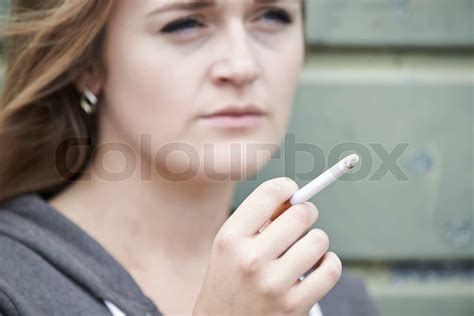 Nahaufnahme Der Teenager Rauchen Zigarette Im Freien Stock Bild Colourbox