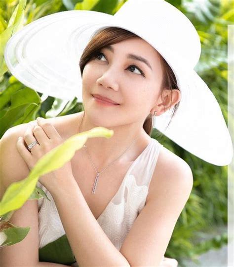 Fish leong (梁靜茹), sometimes known as jasmine leong is a popular malaysian chinese singer. 梁靜茹情路曲折，經歷三段感情後又迎來新的戀情。 - 每日頭條