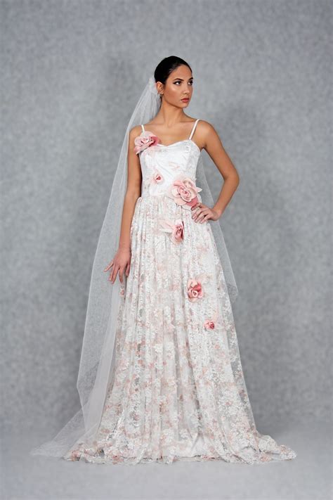 La collezione di abiti sposa di atelier emé offre. Abito da sposa in pizzo chantilly in tonalità grigio perla ...