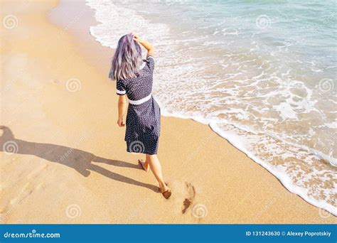Ragazza Che Cammina Sulla Spiaggia Vicino Al Mare Fotografia Stock