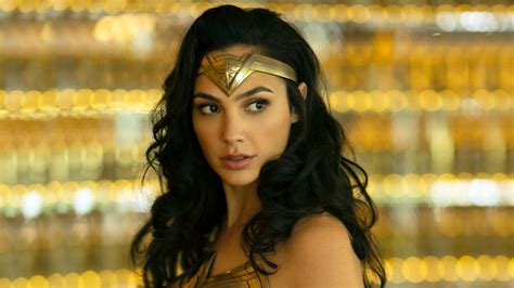 Watch Gal Gadot Fight Crime At The Mall In Wonder Woman 1984 The
