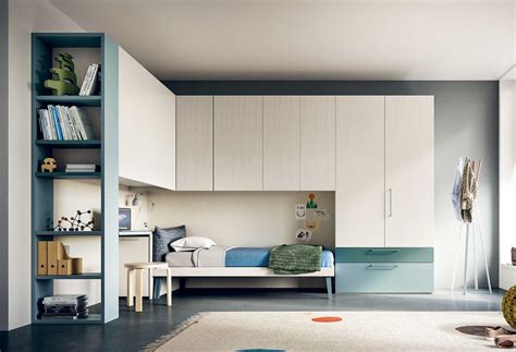 Le camere da letto spesso non sono della lunghezza adatta a contenere sia il letto che l'armadio e allora l'unica alternativa è proprio quella di mettere un letto con un armadio a ponte. Cameretta con ponte angolare Start P23 | CLEVER