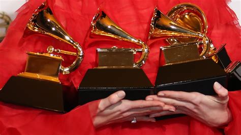 グラミー (guramī, grammy) +‎ 賞 (shō, award), calque of english grammy award. グラミー賞は、2021年に誰がショーを主催しているかを明らかに ...