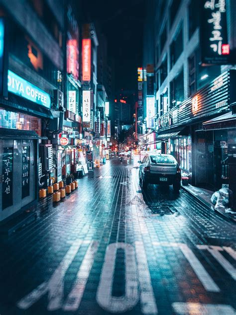 Itap Of A Street On A Rainy Night In Seoul Coreia Do Sul Lugares
