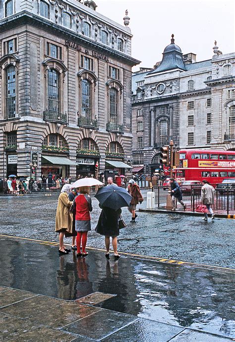 44 Impressive Color Photos Of London In The 1960s That Make You Want To