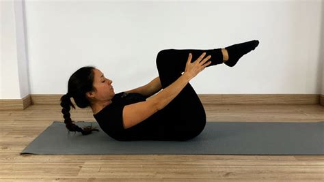 The Double Leg Stretch Estiramiento De Una Pierna Tu Blog De Pilates