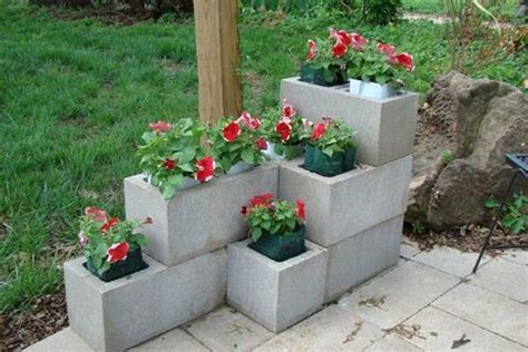 Vertical garden from cinder blocks – DIY projects for everyone!