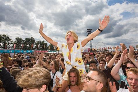 Waar het vroeger vooral om de muziek ging zonder al te veel. IN BEELD. Zo kleurrijk en inventief is Pukkelpop 2019 ...