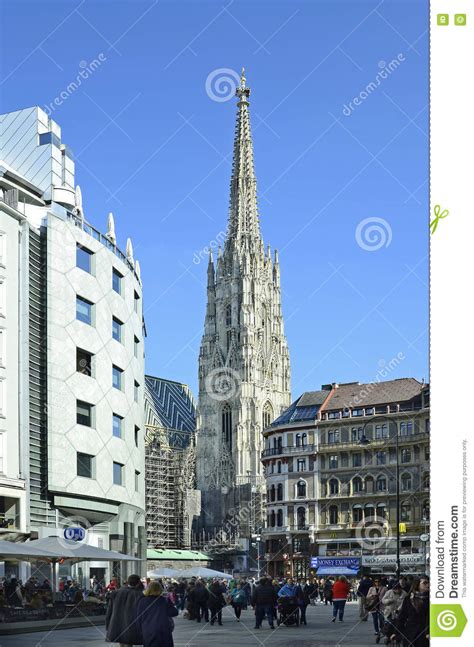 Foto über historische gebäude widergespiegelt auf haas haus in stephansplatz. Austria, Vienna, Stephansplatz Editorial Stock Image ...