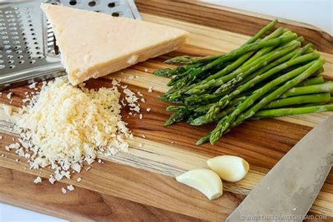 Pour in cream and mix well. Garlic Butter Shrimp Pasta in White Wine Sauce - That's ...