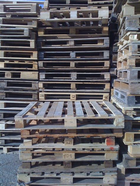This pallet coffee table also sits on castor wheels to give it the normal height as well as make it a little more mobile. Pallet Coffee Table From Reclaimed Wood | Pallet diy ...