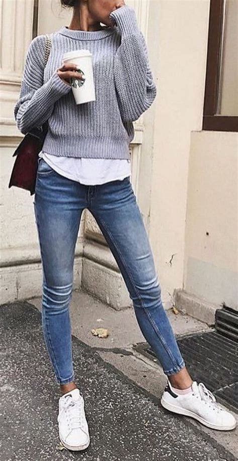 fórmula de outfit relajado sweater jeans y zapatillas cut and paste blog de moda preppy fall