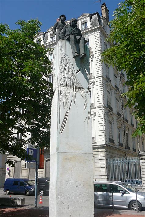 Statues Quo: Antoine de Saint-Exupéry
