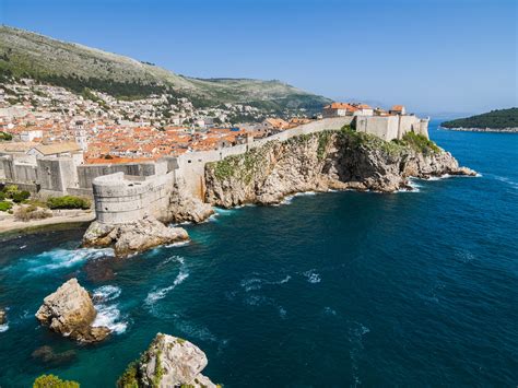 Dubrovnik, hırvatistan sahilinde bulunan, orta çağdan kalma tarihi eserleri ile ünlü şehri. Top Five Old Towns in Eastern Europe - The Inside Track