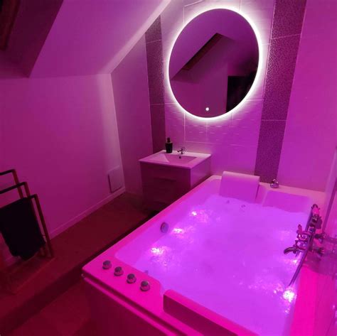 Chambre avec jacuzzi privatif La maison défendue