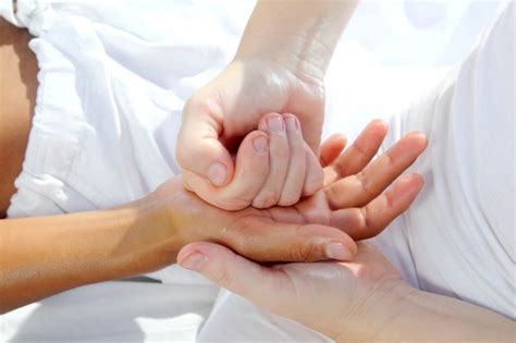 Premium Photo Digital Pressure Hands Reflexology Massage Tuina Therapy