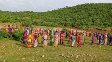 انڈیا کے گاؤں کی سینکڑوں خواتین پہاڑ کاٹ کر اپنے گاؤں میں پانی کیسے