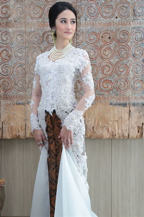 Maybe you would like to learn more about one of these? Pakaian Adat | Pakaian pernikahan, Pakaian pesta, Kebaya ...
