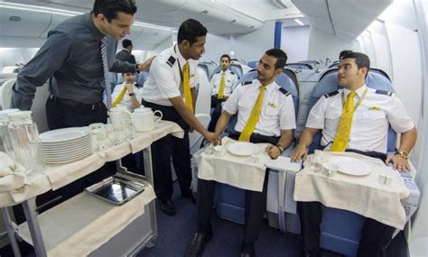 يتخطى 3500 دولار كم قيمة راتب مضيفة الطيران في الخطوط الجوية السعودية 2024 خدمات السعودية