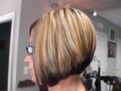 Honey has hydrogen peroxide and iron which release free oxy and brighten your hair color. Short Bob HAIRSTYLE DARK ON BOTTOM LIGHT ON TOP | Foiled ...