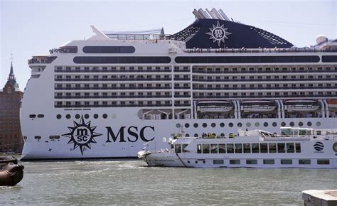 Cruise Ships Smashes Into Tourist Boat In Venice Injures 5 Altdriver