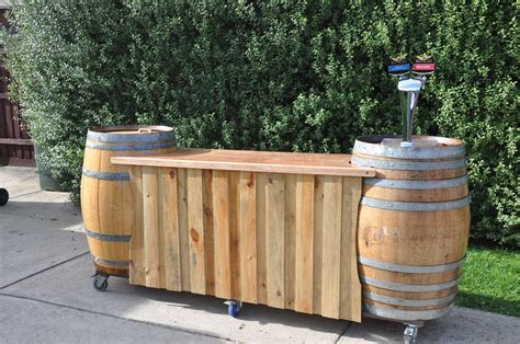 Bau eines sichtschutzzaun aus holz. Wine Barrel Bar | 木製パレット, アウトドアリビング, ワイン樽