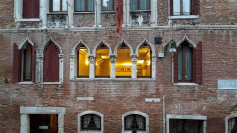 Romantisches hotel, auf den kanal blickend, in einem historischen palazzo aus dem 15. "Gangfenster beleuchtet" Hotel Al Sole (Venedig ...