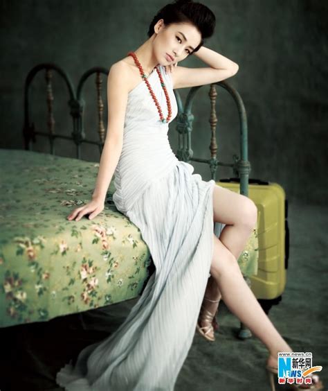Eva Huang Shows Slender Figure In Plain Eva Huang Sheng Yi Formal Dresses Long Fashion