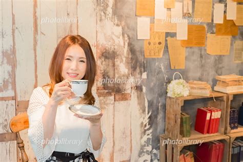 コーヒーを飲む女性 写真素材 4254837 フォトライブラリー Photolibrary