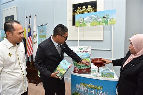 Def, registered chargee of charges entered before 1982. Kerajaan Negeri Perak Sedia Kit Pakej Bumi Hijau, Galak ...