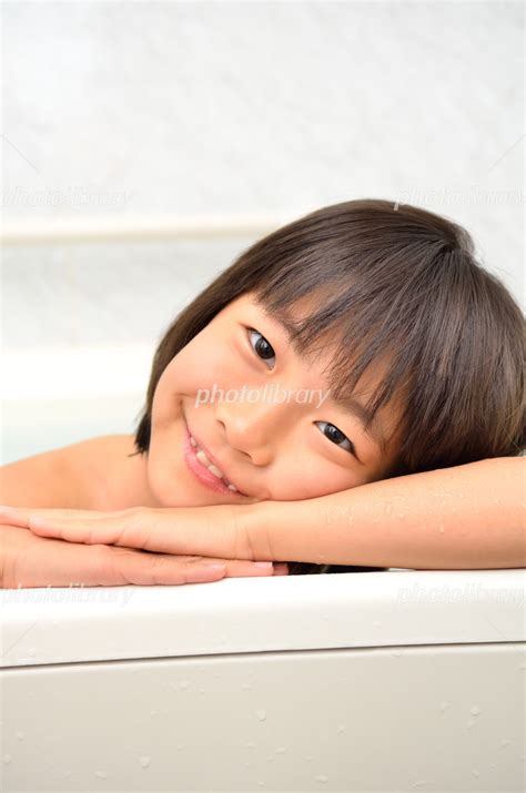 お風呂に入る女の子 写真素材 5098409 フォトライブラリー photolibrary