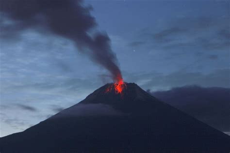 Ecuadors Tungurahua Volcano Continues Eruptions Volcano Ecuador