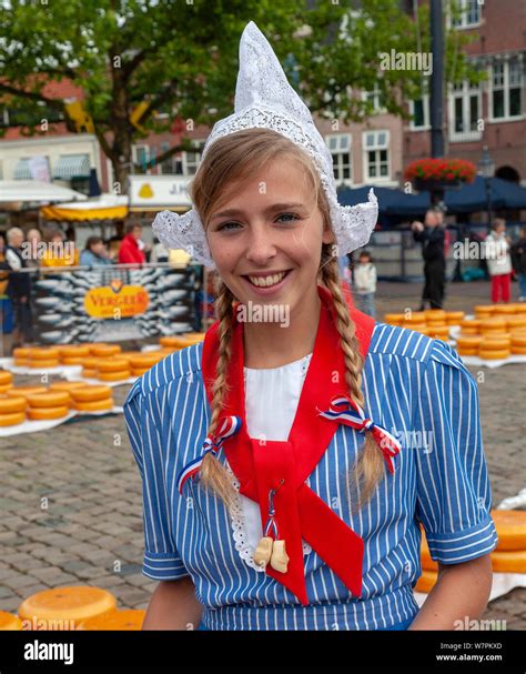 Girls Traditional Dutch Costume Fotos Und Bildmaterial In Hoher Aufl Sung Alamy