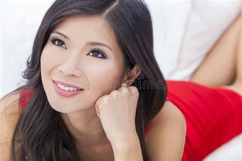 Het Mooie Aziatische Chinese Meisje Van De Vrouw In Rode Kleding Stock Afbeelding Afbeelding