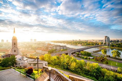 Sie grenzt im norden an tschechien und polen, im osten an die ukraine, im süden an ungarn und im westen an österreich. Bratislava, die Hauptstadt der Slowakei | Urlaubsguru