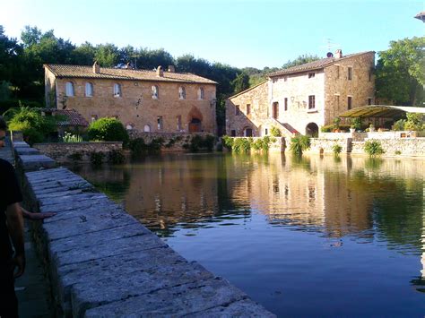 Pianifichi una vacanza a bagno vignoni e stai cercando un albergo economico e pulito? File:Bagno Vignoni SI Toscana.jpg - Wikipedia