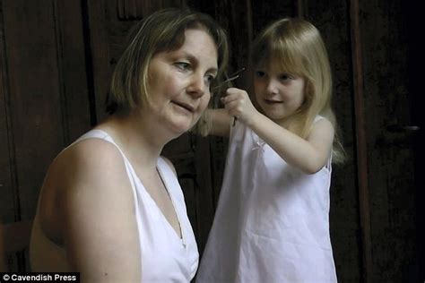Breast Cancer The Moving Moment A Six Year Old Girl Clips Her Cancer Stricken Mothers Hair To