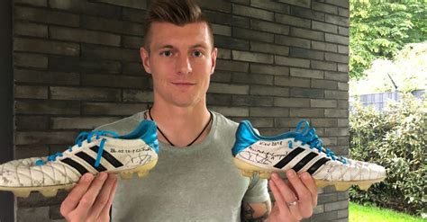 Bleibt nur noch die frage: Sportgeschichte: Toni Kroos' Schuhe & Trikot aus CL-Finale!
