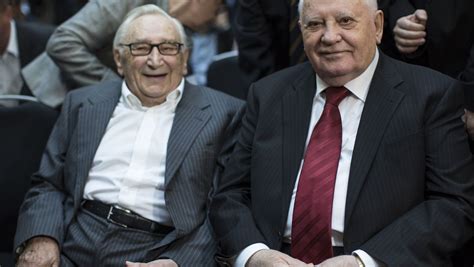 Mit ihrer hartnäckigen und charmanten art erreichte estée lauder, dass sie auch exklusive kundinnen wie die herzogin von windsor und fürstin gracia patricia von monaco zu ihrem freundeskreis zählen durfte. Russland: Egon Bahr und Michail Gorbatschow fordern neue ...