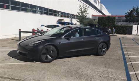 Оформите резерв электромобиля tesla model y в москве! Model 3: So einfach lassen sich die Aero Radkappen ...