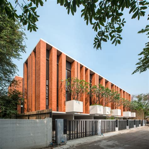 Townhouses With Private Courtyards Baan Puripuri Archdaily