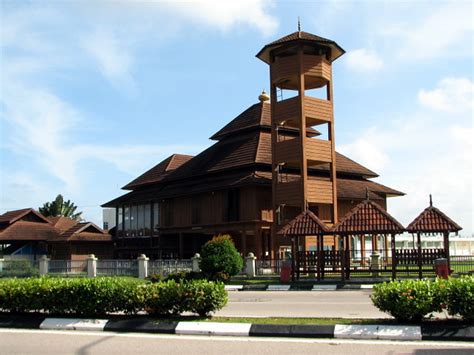 Banjir yang berlaku pada bulan januari 1967 itu telah menyebabkan bangunan masjid menjadi senget ekoran daripada air yang menutupi keseluruhan bangunan Replica Masjid Kampung Laut | Replica of masjid Kampung ...