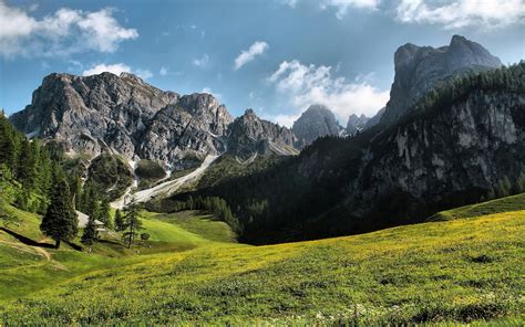 Schöne Bergtapetebergnatürliche Landschaftnaturgebirgesenke