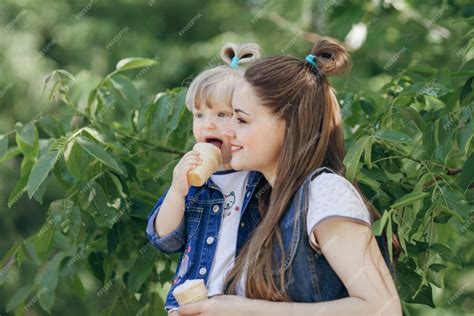 Madre E Hija Comiendo Un Helado Foto Gratis