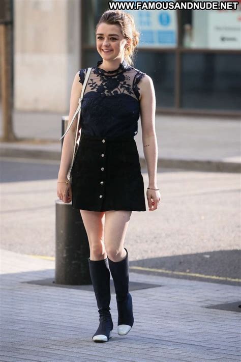 Maisie Williams No Source Celebrity Beautiful Babe Posing Hot Paparazzi