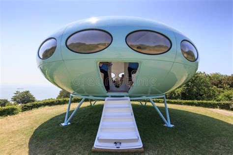 casa plástica verde del ufo futuro diseñada por matti suuronen foto de archivo editorial