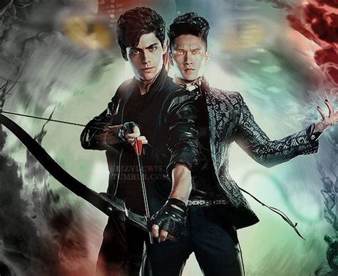 Magnus Bane And Alec Lightworm Shadowhunters Tv Show Matthew Daddario