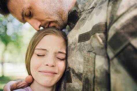 2400 Militar Padre Abrazando A Su Hija Fotografías De Stock Fotos E