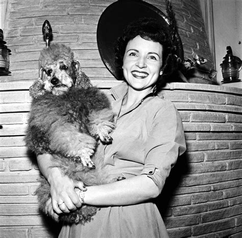 Lovely Pics Of Betty White At Home With Her Dogs In The 1950s Vintage