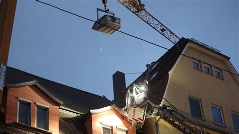 Bildergalerie Feuerwehreinsatz Kran fegt Kamin vom Dach Südwest
